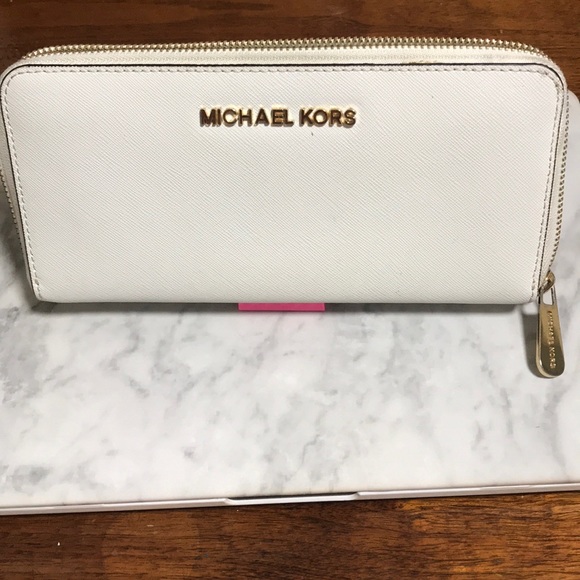 Michael Kors Handbags - Michael Kors white continental wallet